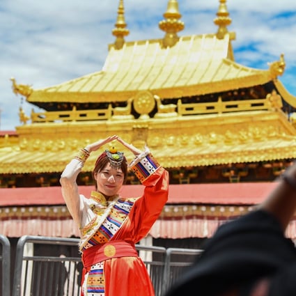 The US says it will impose visa restrictions on Chinese officials who block outsiders from visiting the Tibetan Autonomous Region and other Tibetan areas. Pictured, a visitor posing in front of the Jokhang Temple in Lhasa, capital of the autonomous region, on July 2. Photo: Xinhua