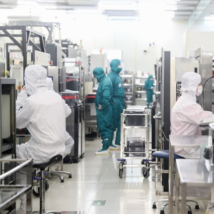 Staff members work at a workshop of a semiconductor company in Shanghai, east China, Feb. 10, 2020. Photo: Xinhua.