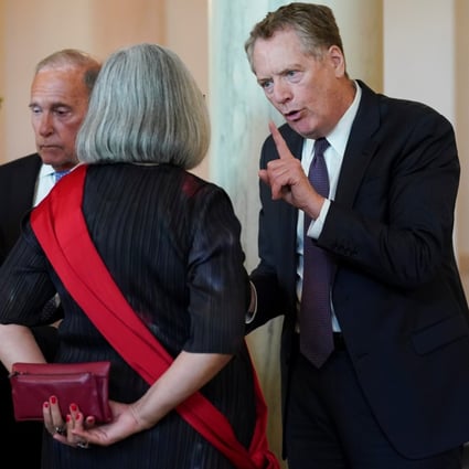 US Trade Representative Robert Lighthizer (right) speaks with a member of the Mexican delegation visiting the White House at Wednesday. Photo: Reuters