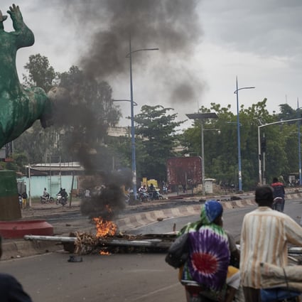 Protesters set barricades to block the circulation on the Martyrs bridge of Bamako. Photo: AFP