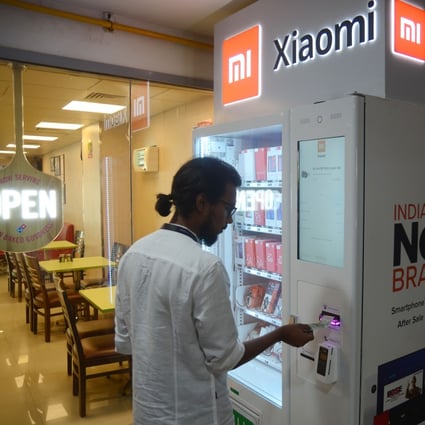 A customer making a purchase at the Mi Express Kiosk – a vending machine which dispenses smartphones and mobile accessories in India – in Bangalore on May 17, 2019. Photo: Xinhua