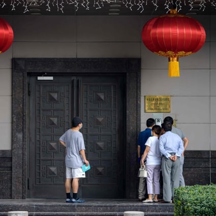 Visitors at the Chinese consulate in Houston try to speak to someone inside on Wednesday, after the facility was ordered closed by the US government. Photo: AFP