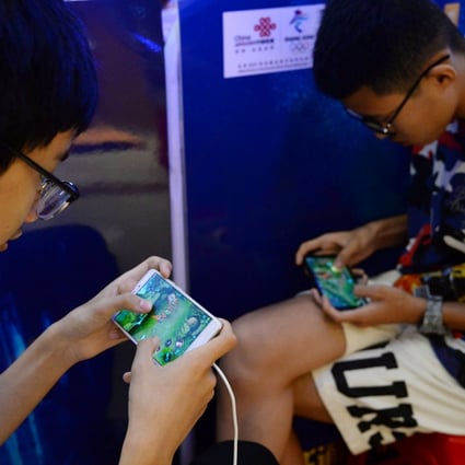 Young boys play the game "Honour of Kings" by Tencent, during an event inside a shopping mall in Handan, Hebei province, China August 5, 2018. Photo: Reuters