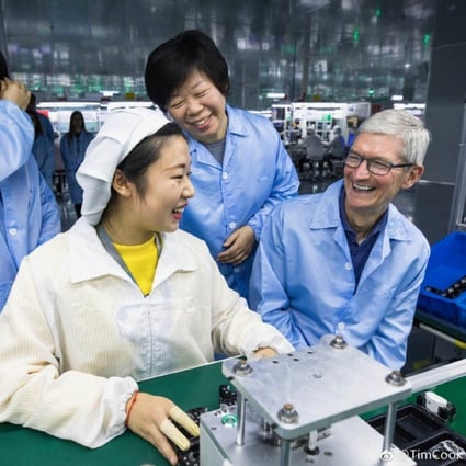 Apple CEO Tim Cook visited AirPods' Chinese supplier Luxshare Precision Industry in December 2017. Photo: Weibo