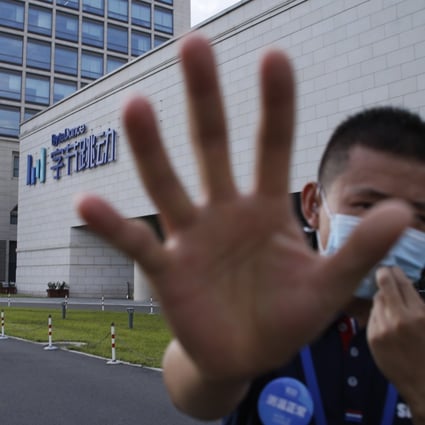 A security guard attempts to stop a photographer in front of the Bytedance headquarters building in Beijing, China, 03 August 2020. Photo: EPA-EFE