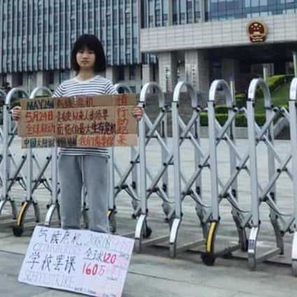 Howey Ou skipped classes for a week to protest about climate change in front of the local government office in Guilin last year. Photo: Twitter/Howey Ou