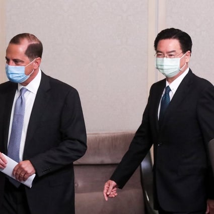 Alex Azar, US Secretary of Health and Human Services (left) and Joseph Wu, Taiwan's foreign minister, wear protective masks as they leave a news conference in Taipei, Taiwan, on Tuesday. Photo: Bloomberg