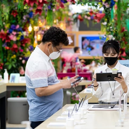 A visitor wearing a protective mask tries out a Samsung Electronics Galaxy Note 10 smartphone. Photo: Bloomberg