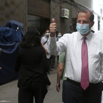 U.S. Health and Human Services Secretary Alex Azar thumbs up as he visits a mask factory with Director of the American Institute in Taiwan. Photo: AP