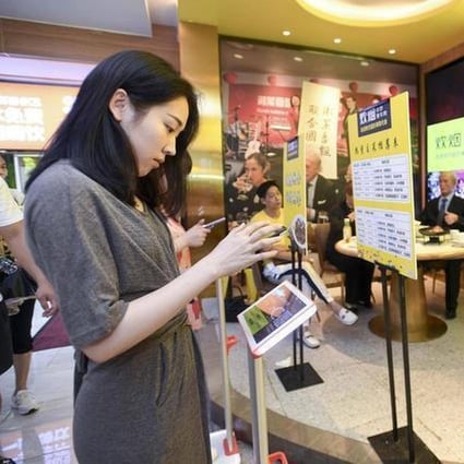 A woman checks her weight at the entrance to the Chuiyan Fried Beef restaurant in Changsha. Photo: Weibo