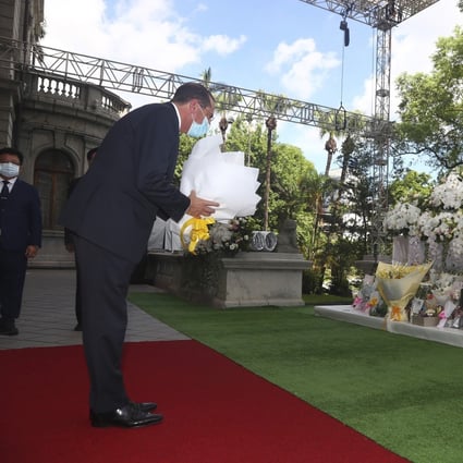 US Health and Human Services Secretary Alex Azar places flowers at a memorial for former Taiwanese president Lee Teng-hui in Taipei, Taiwan, on Wednesday during his landmark trip. Photo: AP