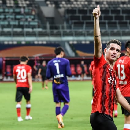Oscar of Shanghai SIPG gestures to the fans after his goal helped beat Beijing Guoan in the Chinese Super League. Photo: Xinhua