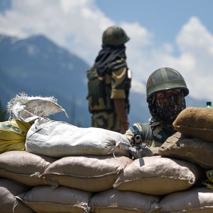 Indian troops guard a highway leading to the Ladakh region. Photo: DPA