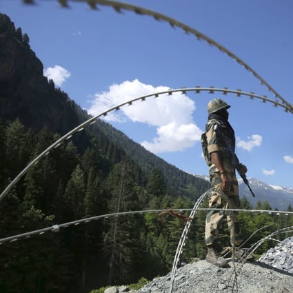 An Indian paramilitary soldier stands guard at a check post along a highway leading to Ladakh. Photo: EPA