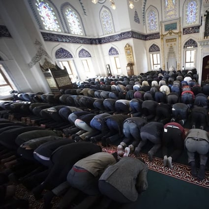Muslims residing in Japan offer Friday prayers at Tokyo Camii, the largest mosque in Japan, in 2015. Photo: AP