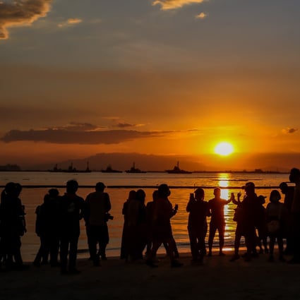 People flock to the new beach in Manila Bay to take photos. Photo: Xinhua