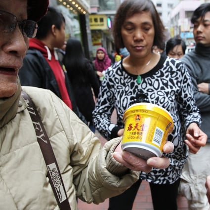 Consumers pick up free tubs of Hoi Tin Tong herbal jelly back in 2014. Photo: SCMP
