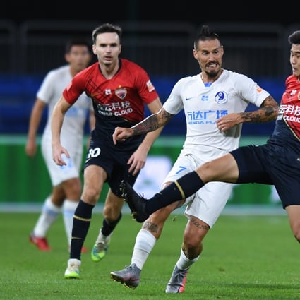 Shenzhen’s Dai Wai-tsun tries to block Dalian Pro’s Marek Hamsik during a Chinese Super League game. Photo: Xinhua
