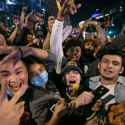 Few of these Los Angeles Lakers basketball fans celebrating their team’s NBA Finals win in Los Angeles are wearing masks. Experts say that wearing a mask outside is justified because there is still a risk of infection. The likelihood of catching the virus increases at events where people stand near each other and talk for long periods of time. Photo: Getty Images