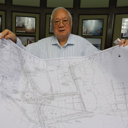 Hopewell Holdings chairman Gordon Wu shows a drawing of a section of the Shenzhen-Guangzhou highway. Photo: Dickson Lee
