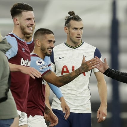 Tottenham's Gareth Bale (centre) looks on as West Ham's manager David Moyes shakes hands with goalscorer Manuel Lanzini at the end of the English Premier League draw. Photo: AP