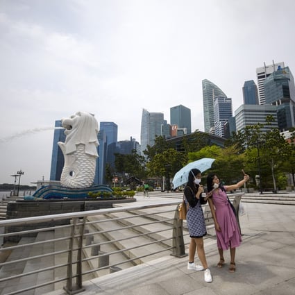People take photos at Merlion Park in Singapore, on October 14. Photo: EPA-EFE