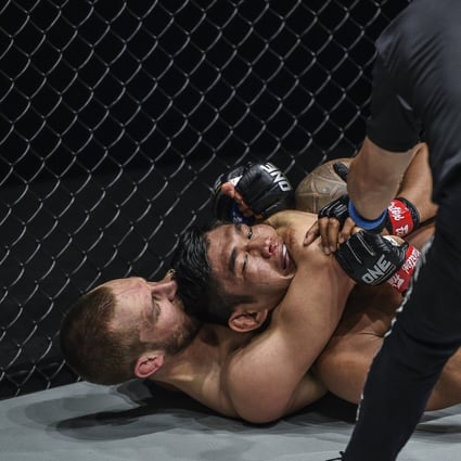 Reinier de Ridder chokes Aung La N Sang.