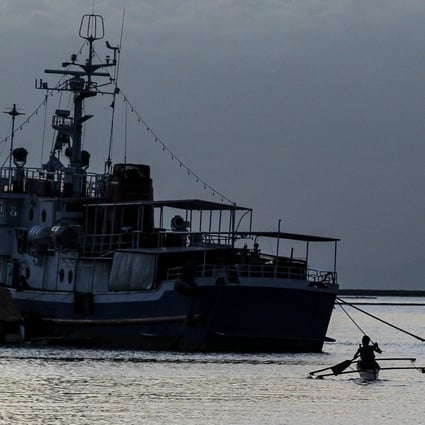 A fisherman rows to shore in Manila Bay on October 31. Photo: Xinhua