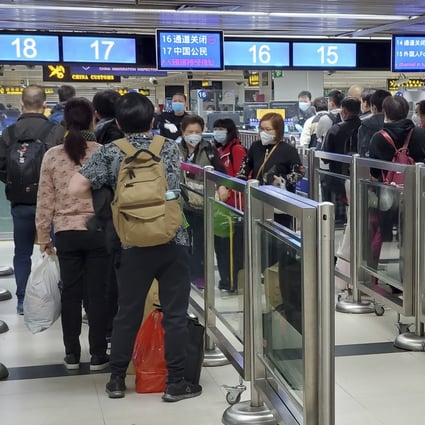 People queue to cross into Hong Kong at Lo Wu in Shenzhen on February 3, with all but two border crossings due to be closed on the day in view of a coronavirus disease outbreak on the mainland. Photo: Edmond So