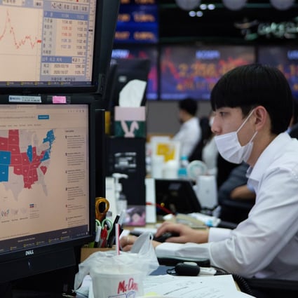 A market dealer works in front of monitors, one of which displays a US election map, at Hana Bank in Seoul, South Korea, on November 4. Photo: EPA-EFE
