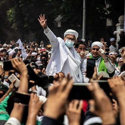 Indonesian Islamic cleric and the leader of Islamic Defenders Front Habib Rizieq Shihab greets supporters after his return from Saudi Arabia. Photo: DPA