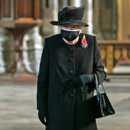 Queen Elizabeth wears a face mask as she visits the Tomb of the Unknown Warrior at Westminster Abbey in London. Photo: Aaron Chown/AFP