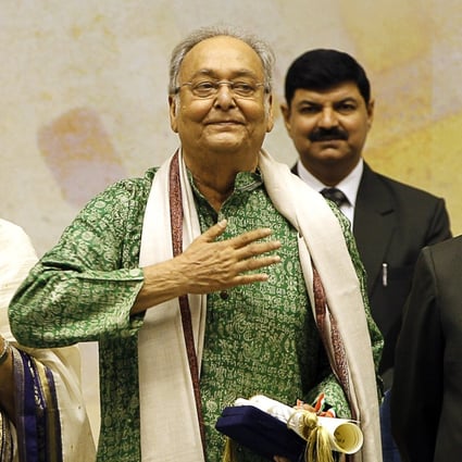 Bengali-language film actor Soumitra Chatterjee, centre, gestures after receiving the Dadasahab Phalke Award from the Indian government in 2012. Photo: AP