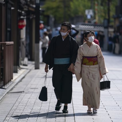 A Japanese couple walks in the Gion area of Kyoto, one of Japan's most popular tourist destinations. Public opinion in Japan is on the side of allowing women to maintain their original surnames. Photo: EPA-EFE