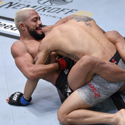 Deiveson Figueiredo submits Alex Perez in their flyweight championship bout during UFC 255 at UFC Apex on November 21, 2020 in Las Vegas, Nevada. Photos: Jeff Bottari/Zuffa LLC