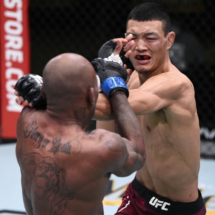China’s Su Mudaerji catches Canadian Malcolm Gordon with a left in their flyweight bout in UFC Fight Night at UFC APEX. Photos: Chris Unger/Zuffa LLC)