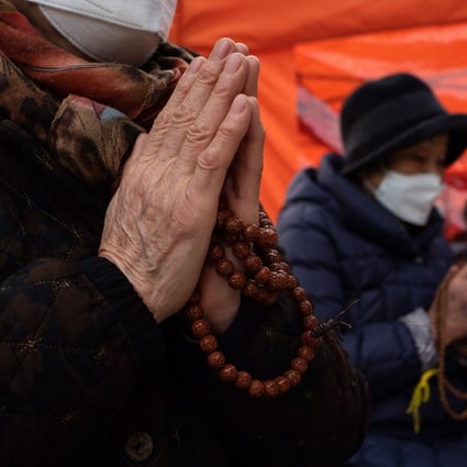 Suneung examinees’ parents pray at the Jogyesa temple in Seoul for their children to pass the test. Photo: EPA-EFE