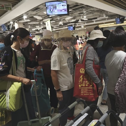 Shoppers queue up during a sale on November 25 at Yata department store, which is closed after several workers tested positive. Photo: Jonathan Wong