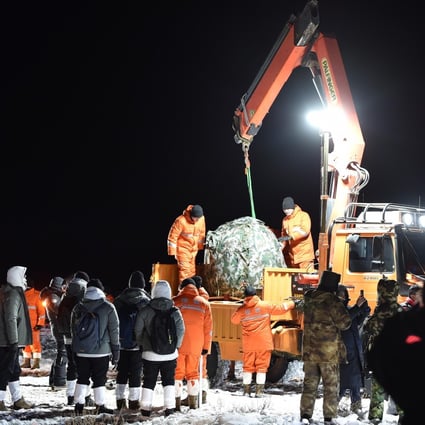 Staff members load the return capsule of China's Chang'e-5 probe to a truck in Siziwang Banner, north China's Inner Mongolia Autonomous Region. Photo: Xinhua
