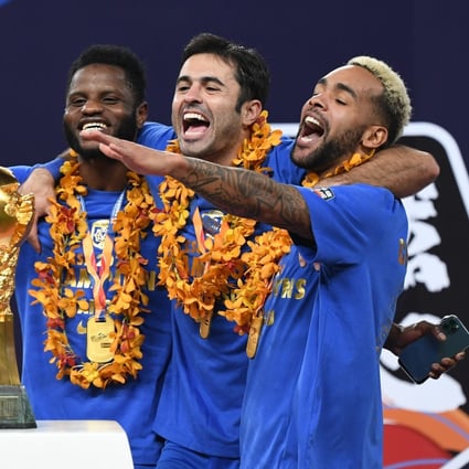 Alex Teixeira (right) celebrates with teammates after Jiangsu Suning were crowned 2020 Chinese Super League champions. Photos: Xinhua