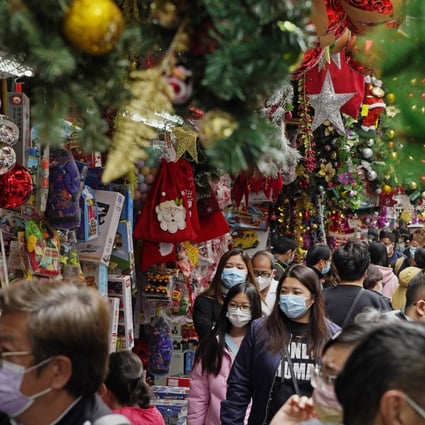 People shop for Christmas decorations at street market in Hong Kong on December 19. Photo: AP