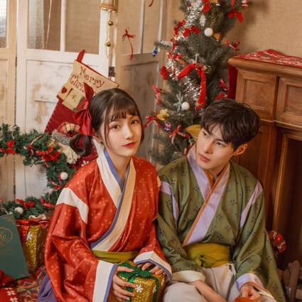 Models in a Christmas setting wear Hanfu – Chinese traditional costumes – with a Christmas theme from online shop Guanzhi Weavings. Photo: Tan Ningijng