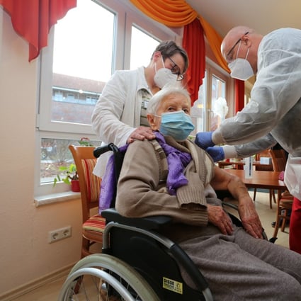 A 101-year old resident of a German retirement home is inoculated on December 27, 2020. Photo: dpa