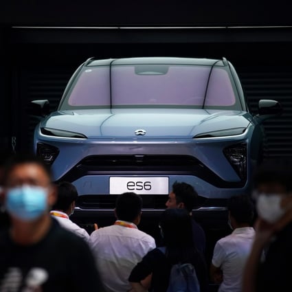 People wearing face masks look at a NIO ES6 electric car at the Beijing International Automotive Exhibition, in Beijing, on September 27, 2020. Photo: Reuters