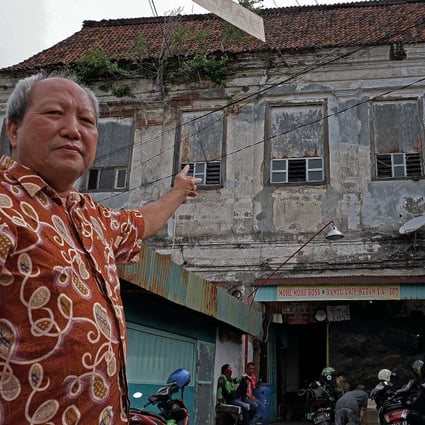 Sutikno Djiyanto is the caretaker of a mansion in Surabaya, Indonesia, that once sheltered ethnic Chinese people from war and violent rebellion, and is now a melting pot of the country’s different races where families live virtually rent-free among rats and cockroaches. Photo: Witness News/Lukman Abdul Rozaq