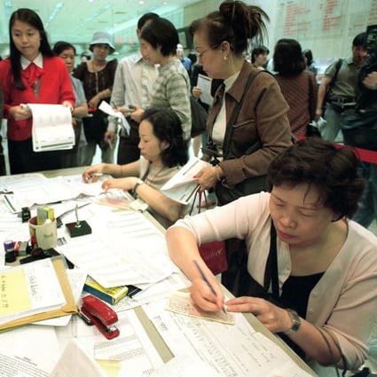 Hong Kong investors rushing to subscribe to the Tracker Fund during its initial public offering, at the Bank of Communications in Mong Kok on November 4, 1999. Photo: SCMP