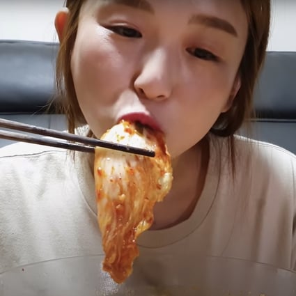 South Korean social media influencer Hamzy eating kimchi in a YouTube video. Chinese social media sites have banned Hamzy after she gave a thumbs-up emoji to a comment critical of China for claiming to be the origin of the dish. Photo: YouTube/Hamzy