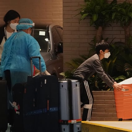 Hongkongers enter a hotel in Kowloon City to undergo quarantine after returning from overseas on April 22. Photo: Felix Wong