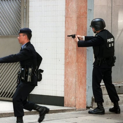 Armed police search for the kidnappers of businessman So Chak-tong, in Tsim Sha Tsui, on January 30, 2002. Photo: SCMP