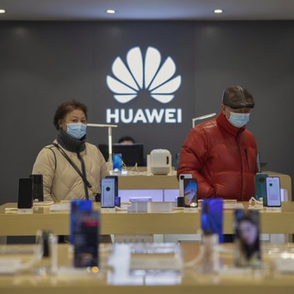 Customers visit a Huawei store in Shanghai, China on January 10, 2021. Photo: EPA-EFE